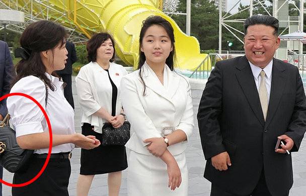 북한 노동당 기관지 노동신문은 26일 원산갈마해안관광지구 준공식이 24일에 진행됐다고 보도했다. 김정은 북한 국무위원장과 부인 리설주, 딸 주애가 행사에 참석했다. 리설주는 구찌로 추정되는 명품 가방을 착용한 모습이다. 평양 노동신문=뉴스1