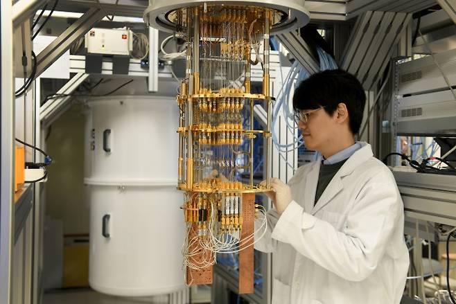한국표준과학연구원 연구자가 20큐비트급 초전도 양자컴퓨팅 시스템을 점검하고 있다. 한국표준과학연구원 제공.
