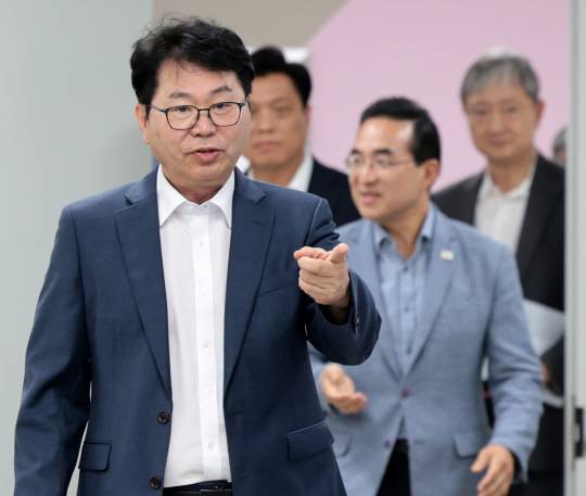 대통령직속 국정기획위원회 이한주 위원장이 지난 6월22일 서울 종로구 국정기획위원회에서 열린 기자간담회에 입장하고 있다.<연합뉴스 사진>