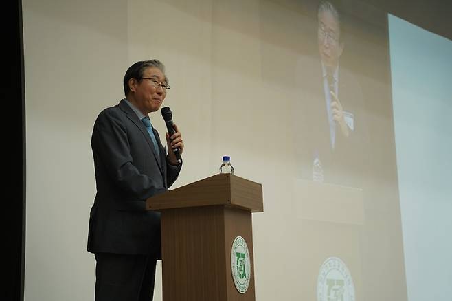 임기철 GIST 총장이 25일 전남대학교 공과대학 코스모스홀에서 열린 '제3회 EFET 심포지엄-청색기술 혁신포럼: 기후위기 NET-ZERO를 향해'에서 축사를 하고 있다.