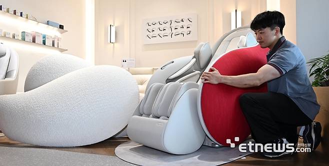 세라젬 서비스매니지먼트팀 AS 매니저가 파우제 M8 Fit 크림화이트 색상의 사이드커버를 루비 레드 색상으로 교체 하고 있다. 이동근기자 foto@etnews.com