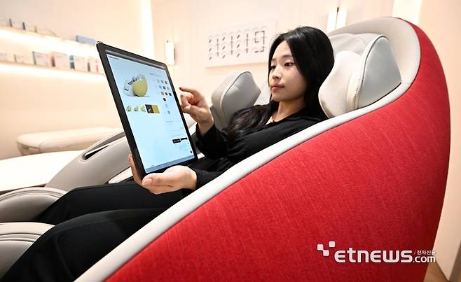 파우제 M8 Fit 이용 고객이 피팅서비스로 교체할 사이드커버의 색상을 고르고 있다. 이동근기자 foto@etnews.com