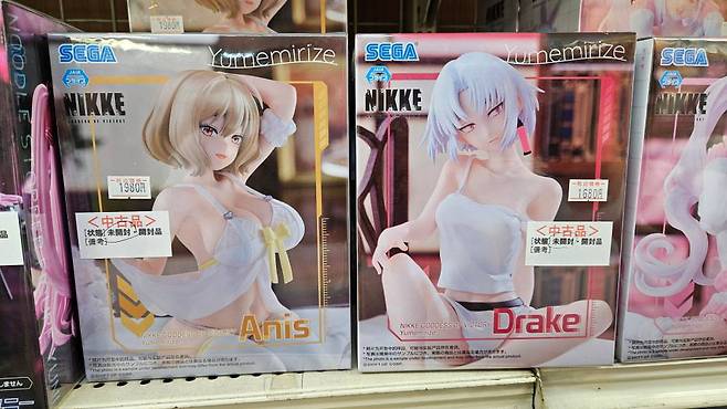 피규어 샵에서 판매중인 다양한 '니케' 피규어들