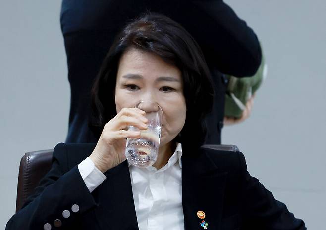 이진숙 방송통신위원장이 24일 서울 용산 대통령실 청사에서 열린 국무회의에 참석해 물을 마시고 있다. 연합뉴스