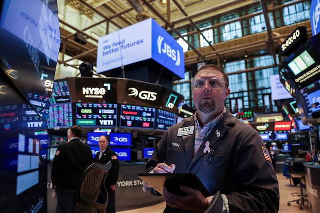 25일(현지시각) 미국 뉴욕증권거래소에서 한 트레이더가 모니터를 주시하고 있다. 로이터/연합