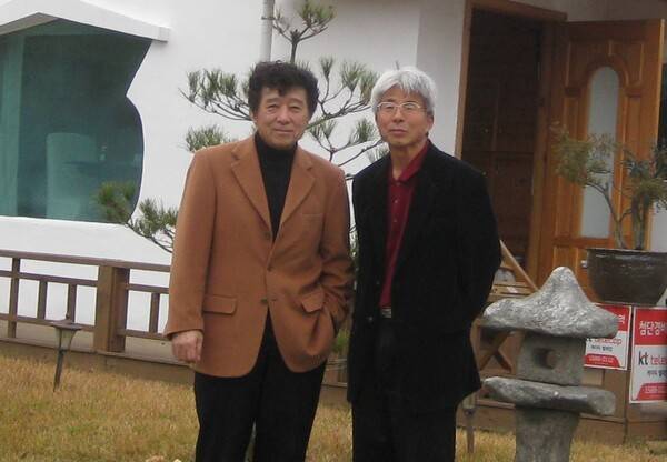 고인(왼쪽)이 2012년 자택을 배경으로 필자와 찍은 사진. 이재봉 교수 제공