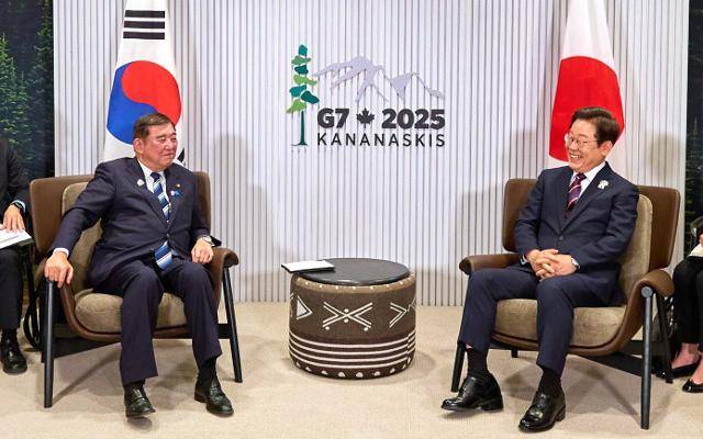 이재명(오른쪽) 대통령이 17일(현지시간) 캐나다 앨버타주 캐내내스키스에서 열린 주요 7개국(G7) 정상회의장에서 이시바 시게루 일본 총리와 한일 정상회담을 하고 있다. 캐내내스키스=대통령실 제공