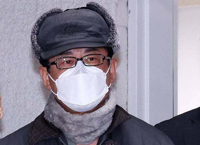 12·3 불법계엄을 사전에 모의한 혐의를 받고 있는 노상원 전 국군정보사령관이 지난해 12월 24일 서울 은평구 서울서부경찰서에서 검찰로 송치되고 있다. 뉴스1