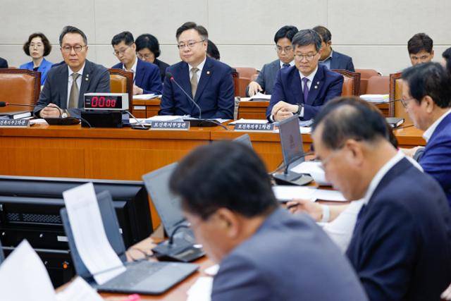 보건복지부 박민수 2차관(왼쪽부터), 조규홍 장관, 이기일 1차관이 26일 오전 서울 여의도 국회에서 열린 제426회 국회(임시회) 보건복지위원회 제1차 전체회의에 출석해 의원들의 질의를 듣고 있다. 뉴스1