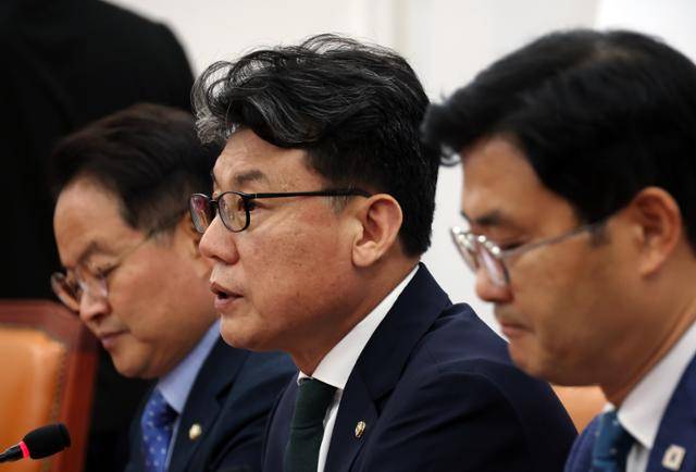 진성준 더불어민주당 정책위의장이 26일 서울 여의도 국회에서 임시회 중점처리 법안 및 정책현안 관련 신속한 본회의 개최를 촉구하는 기자회견을 하고 있다. 뉴시스