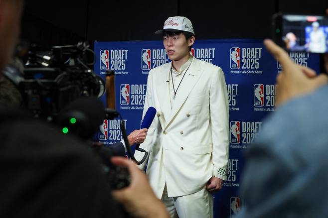 <yonhap photo-4915=""> NEW YORK, NEW YORK - JUNE 25: Yang Hansen speaks to the media after being drafted 16th oveall by the Memphis Grizzlies then traded to the Portland Trail Blazers during the 2025 NBA Draft at Barclays Center on June 25, 2025 in the Brooklyn borough of New York City. NOTE TO USER: User expressly acknowledges and agrees that, by downloading and or using this photograph, User is consenting to the terms and conditions of the Getty Images License Agreement. Mike Lawrie/Getty Images/AFP (Photo by Mike Lawrie / GETTY IMAGES NORTH AMERICA / Getty Images via AFP)/2025-06-26 11:47:35/ <저작권자 ⓒ 1980-2025 ㈜연합뉴스. 무단 전재 재배포 금지, AI 학습 및 활용 금지></yonhap>