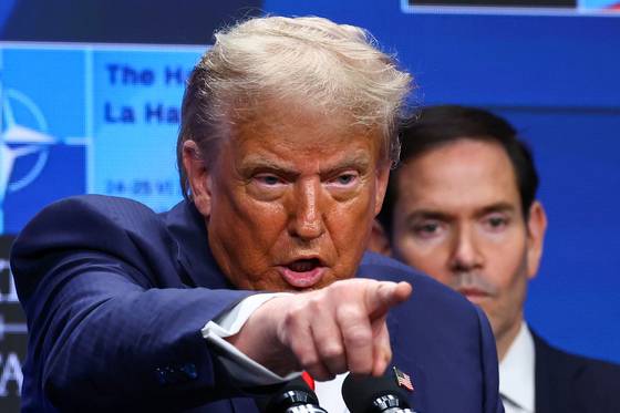 도널드 트럼프 미국 대통령이 25일(현지시간) 네덜란드 헤이그에서 열린 나토 정상 회담에서 마코 루비오 국무장관이 지켜보는 가운데 기자들의 질문에 답하고 있다. 로이터=연합뉴스