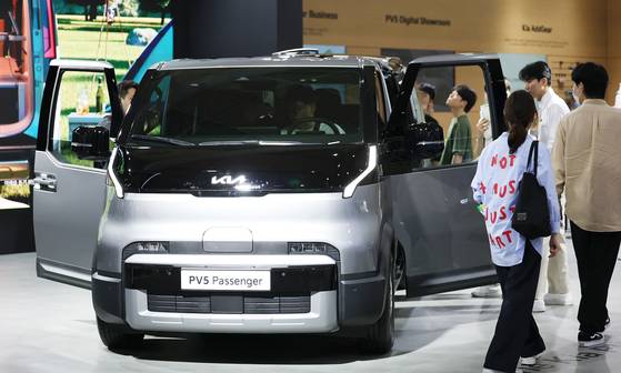 지난 3일 오전 서울 강남구 코엑스에서 열린 'EV트렌드코리아 2025'에서 방문객들이 기아의 목적기반차량(PBV) 비즈니스의 첫 양산 모델 'PV5 패신저'를 살펴보고 있다. 뉴스1