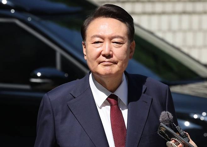 지난 23일, 서울중앙지방법원에서 내란 우두머리 혐의 사건 8차 공판에 출석하는 윤석열 전 대통령 / 사진=이솔 기자