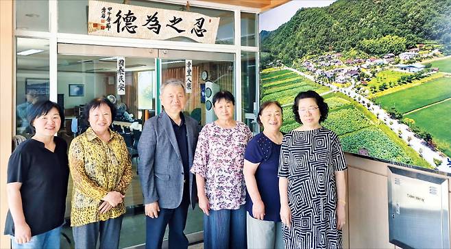 상주시 녹동 귀농마을의 김관식 전 이안면장과 주민들이 마을회관에서 마을의 탄생과정을 설명하고 있다. 오경묵 기자