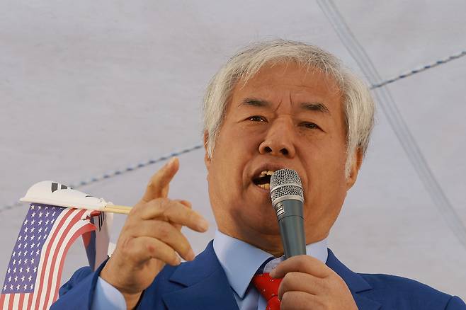 전광훈 사랑제일교회 목사가 지난 4월 5일 서울 세종대로에서 대한민국바로세우기국민운동본부가 연 광화문 국민대회에 참석해 발언하고 있다. 연합뉴스