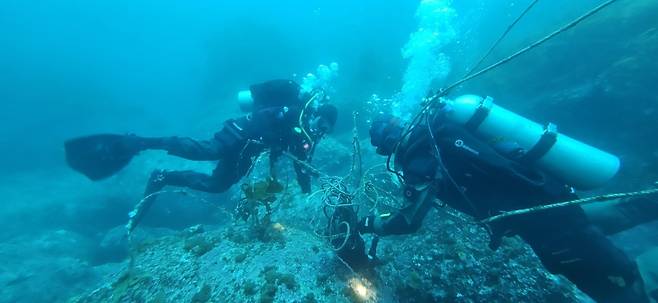 지난 14일 울릉도 삼막 인근 바다에서 대한잠수협회 회원들이 폐어구를 수거하고 있다. 대한잠수협회 제공