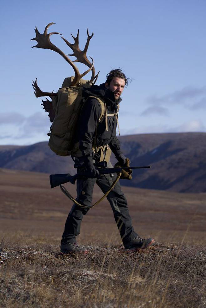 마이클 이스터는 33일간의 알래스카 오지 순록 사냥을 통해 불편하게 먹고 자고 걷는 등 자연 속에서 생존하며 느끼는 적절한 스트레스와 도전이 인간을 더 강하게 만든다는 것을 깨닫는다.