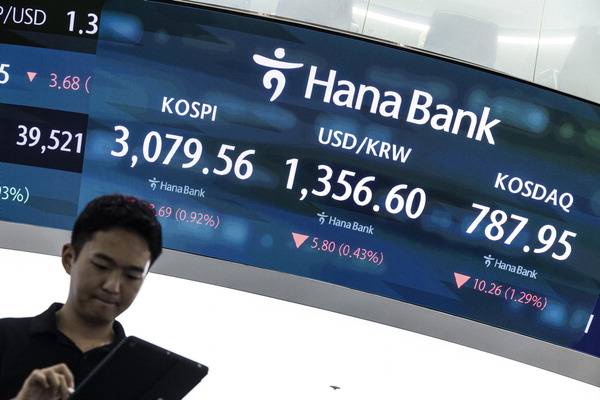 26일 오후 서울 중구 하나은행 딜링룸의 전광판에 이날 거래를 종료한 코스피, 코스닥지수와 원/달러 환율이 표시돼 있다. 연합뉴스