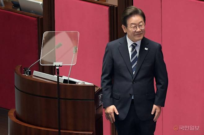 이재명 대통령이 26일 국회에서 열린 본회의에서 2025년도 제2회 추가경정예산안에 대한 정부의 시정연설을 위해 들어서며 국민의힘 의원들을 향해 인사를 하고 있다. 이병주 기자
