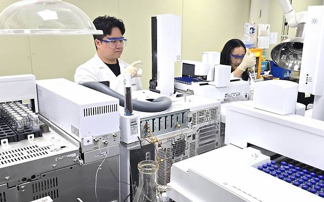 애경케미칼 연구원이 신소재 개발을 위한 실험을 진행하고 있다. (사진=애경케미칼)