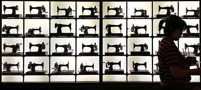 한때는 삶의 필수품이었던 재봉틀이 지금은 전시물이 됐고 사람들 손에는 스마트폰이 들려 있습니다. 이렇듯 시대에 따라 필수품은 변해 갑니다. 이승환 기자