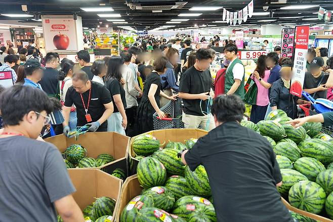26일 문을 연 롯데마트 구리점에 손님들이 몰렸다. 롯데마트
