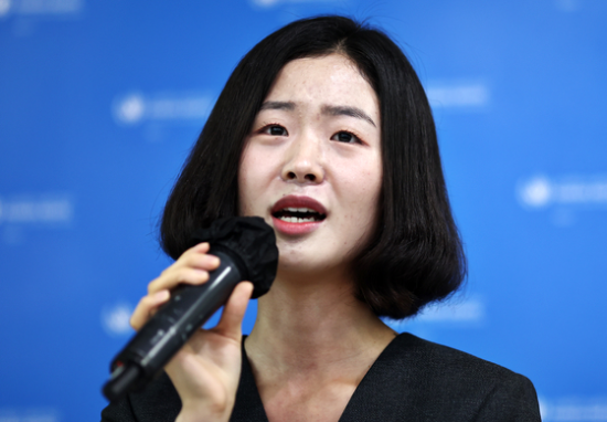 25일 서울글로벌센터에서 열린 ‘유엔 북한인권서울사무소, 피해자 및 증인이 바라보는 지난 10년 간의 조선민주주의인민공화국 내 인권 상황’ 공개세션에서 북한이탈주민이 발언하고 있다. (사진=연합뉴스)