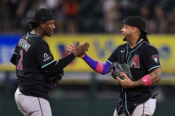 케텔 마르테가 경기를 마친 뒤 루이스 페르도모와 악수를 하고 있다. 사진= Getty Images/AFP= 연합뉴스 제공