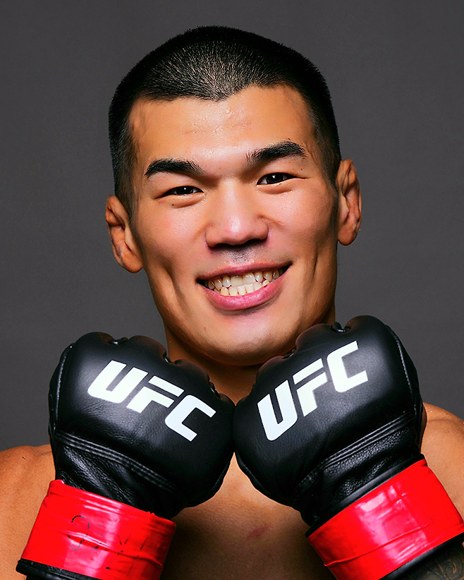 제41회 국제삼보연맹 세계선수권대회 컴뱃 부문 금메달리스트 고석현이 2025년 6월 아제르바이잔 바쿠 크리스털 홀에서 UFC 데뷔전 승리 기념 촬영을 하고 있다. 사진=TKO