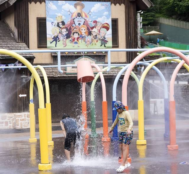 애니메이션 ‘원피스’와 물놀이를 테마로 진행하고 있는 에버랜드 여름축제 워터페스티벌의 모습. 관람객들이 참여해 물에 흠뻑 젖으며 더위를 잊을 수 있다. 에버랜드 제공