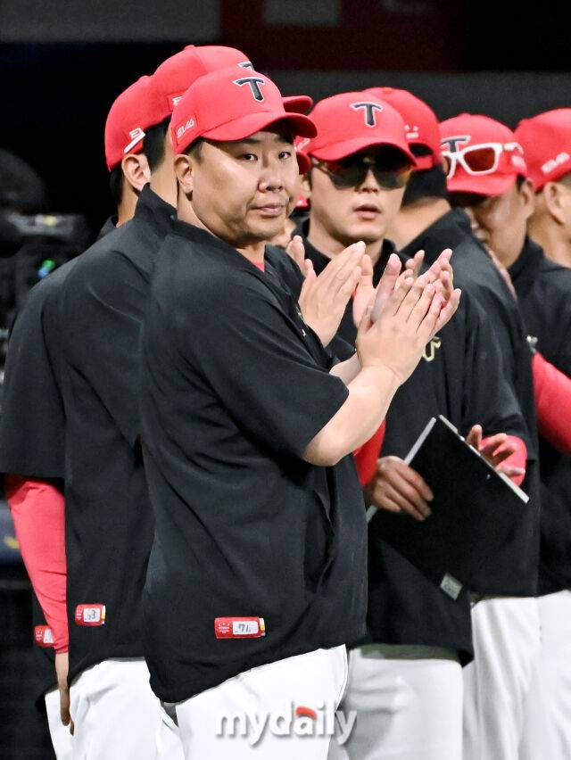 25일 오후 서울 고척동 고척스카이돔에서 진행된 '2025 프로야구 KBO리그' 키움히어로즈와 KIA타이거즈의 경기. 기아 이범호 감독이 6-3으로 승리한 뒤 박수를 치고 있다./고척=송일섭 기자 andlyu@mydaily.co.kr