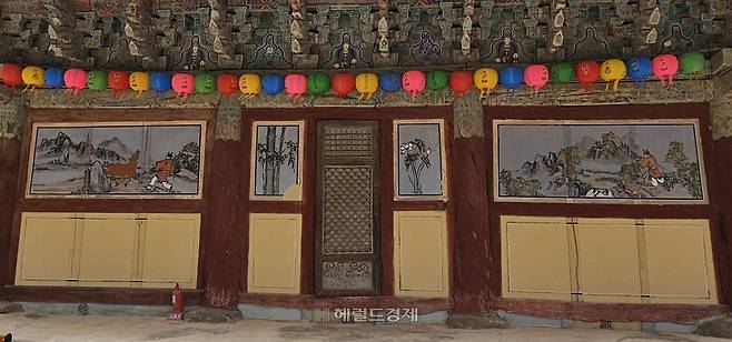 대웅전 외벽에는 6폭의 육우도(六牛圖)가 그려져 있다.