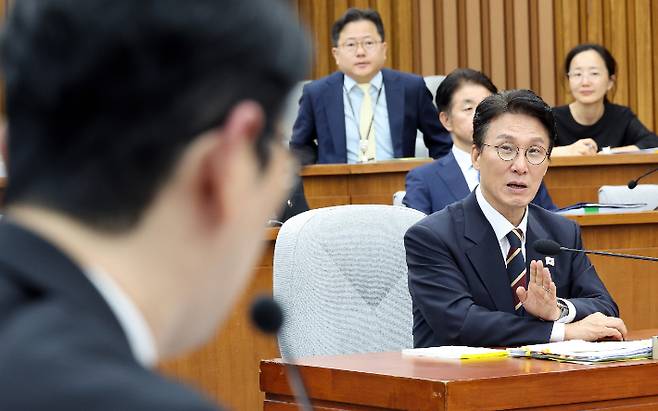 김민석 국무총리 후보자가 25일 서울 여의도 국회에서 열린 인사청문회에서 국민의힘 주진우 의원의 질의에 답하고 있다. 연합뉴스