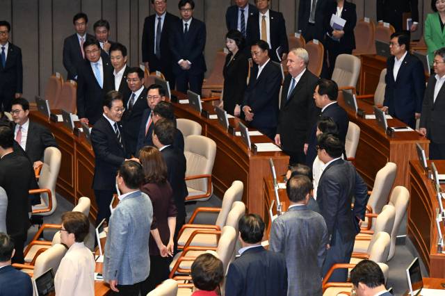 ▲이재명 대통령이 26일 서울 여의도 국회 본회의장에서 정부의 2차 추가경정예산안 제출과 관련해 첫 시정연설을 마치고 국민의힘 의원들과 인사하고 있다. ⓒ연합뉴스