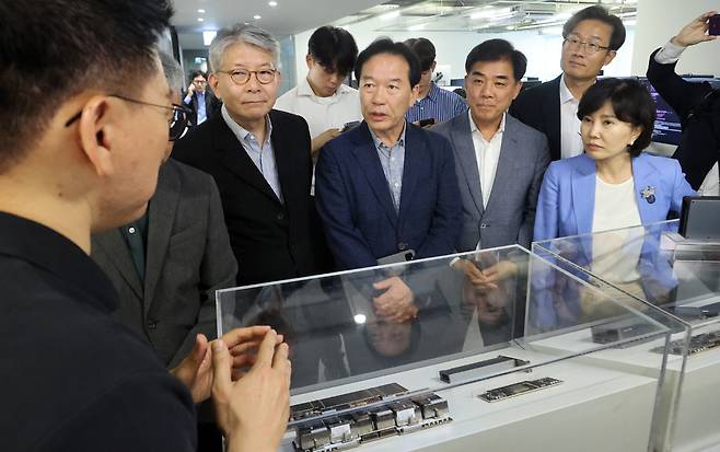 정태호 국정기획위원회 경제1분과장과 위원들이 25일 경기도 성남시 분당구 AI 반도체 설계 스타트업 리벨리온을 방문, 박성현 리벨리온 대표로부터 리벨리온의 국산 NPU 카드에 대한 설명을 듣고 있다. 연합뉴스