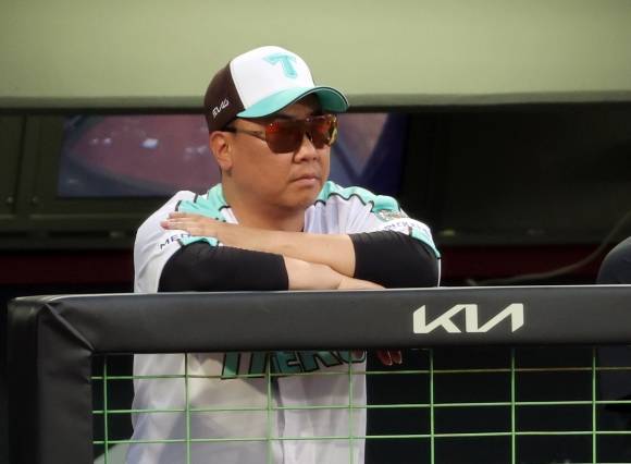 경기 지켜보는 이범호 감독 - 경기 지켜보는 이범호 감독 (광주=연합뉴스) 조남수 기자 = 19일 광주기아챔피언스필드에서 열린 프로야구 kt wiz와 KIA 타이거즈의 경기. KIA 이범호 감독이 4회초 수비를 지켜보고 있다. 2025.6.19 iso64@yna.co.kr (끝) <저작권자(c) 연합뉴스, 무단 전재-재배포, AI 학습 및 활용 금지>