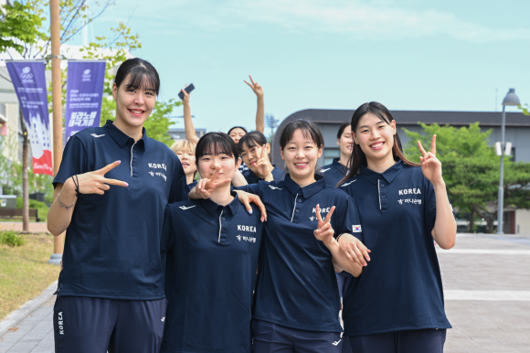 한국 여자농구 국가대표 홍유순(오른쪽)이 12일 진천국가대표선수촌에서 열린 2025 국제농구연맹(FIBA) 아시아컵 미디어데이에서 박지수(왼쪽부터), 허예은, 신지현과 각오를 다지고 있다. 대한농구협회 제공