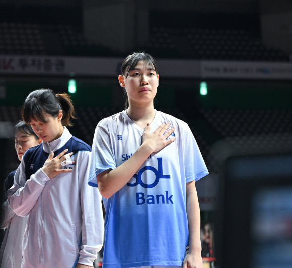 인천 신한은행 홍유순이 지난 2월 22일 부산 사직체육관에서 열린 2024~25 여자프로농구 정규시즌 부산 BNK와의 원정 경기를 앞두고 국민의례를 하고 있다. WKBL 제공