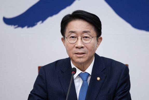 조정식 더불어민주당 의원이 1월 23일 서울 여의도 국회에서 열린 민주당 빙미의원단 기자간담회에서 발언하고 있다. 뉴스1