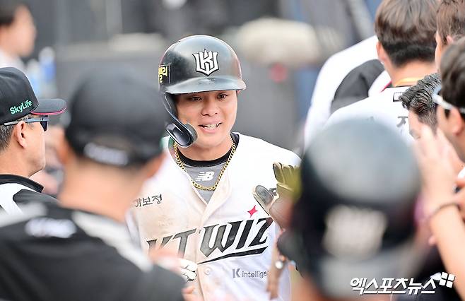 KT 위즈 권동진이 정규시즌 경기에서 득점한 뒤 동료들의 축하를 받고 있다. 엑스포츠뉴스 DB