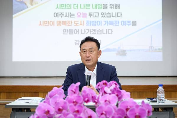 이충우 여주시장이 26일 여주시청 대회의실에서 열린 ‘민선 8기 3주년 주요성과 보고회’에서 신청사 건립 예산 삭감 관련 질의에 답변하고 있다. 2025.6.26 / 여주시 제공