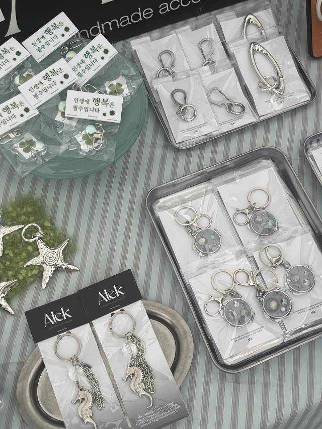 지역의 감각있는 로컬 브랜드와 협업한 플리마켓에서는 의류, 디자인 소품, 바이닐, 굿즈숍도 즐비했다. 최현정 기자