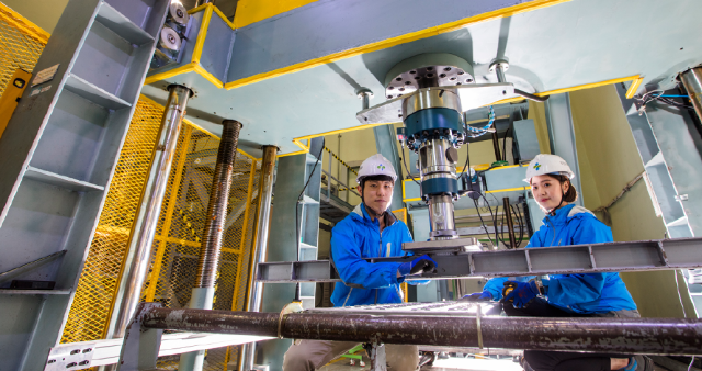 근로자들이 공장에서 일하는 이미지. 한국산업안전보건공단 대구광역본부 제공.