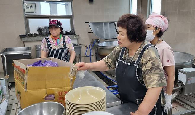 식구가 함께 동참해 봉사했다./울릉군 제공