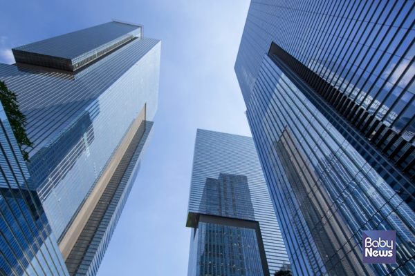 국내 시가총액 상위 100대 기업 중 80%가 수도권에 집중돼 있는 것으로 나타났다. 이 같은 수도권 편중 현상은 지역 경제와 인구구조에 영향을 미치는 구조적 문제로 확산된다. ⓒ베이비뉴스