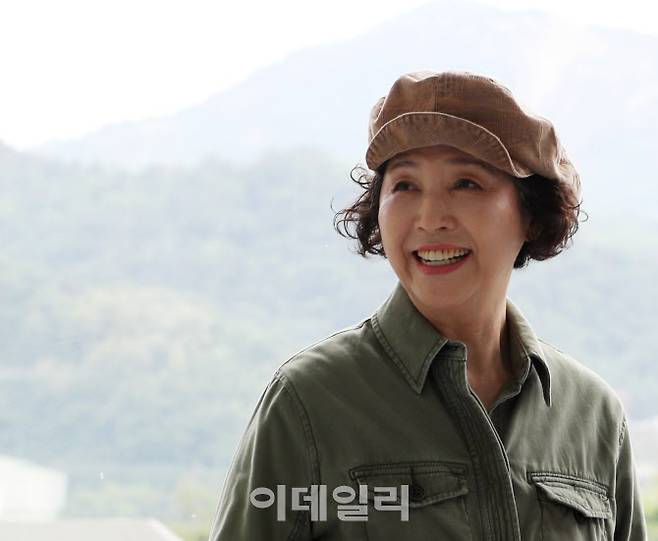 고두심 김만덕재단 이사가 갤러리세줄 내 카페에서 인터뷰하며 활짝 웃고 있다. (사진=김태형 기자)