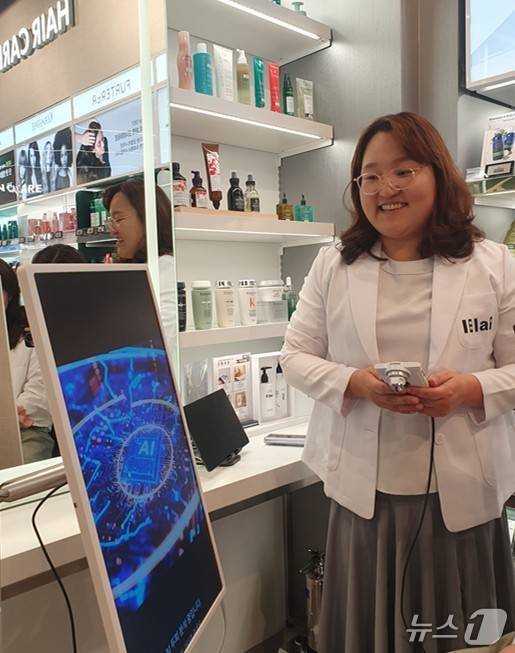 프리미엄 뷰티 편집숍 '시코르'(CHICOR) 강남역점에서는 '초개인화 서비스' 일환으로 AI 두피(모발, 탈모 등) 분석 서비스를 제공할 예정이다. 시연 모습. 2025.6.26/뉴스1 ⓒ News1 김명신 기자