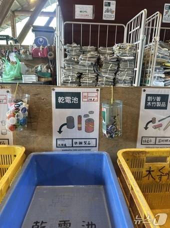 각 쓰레기 바구니마다 처리하는데에 얼마 만큼 비용이 들거나 혹은 돈을 버는지, 해당 쓰레기는 어느 지역으로 가는 지 적혀 있다.ⓒ News1 윤슬빈 기자