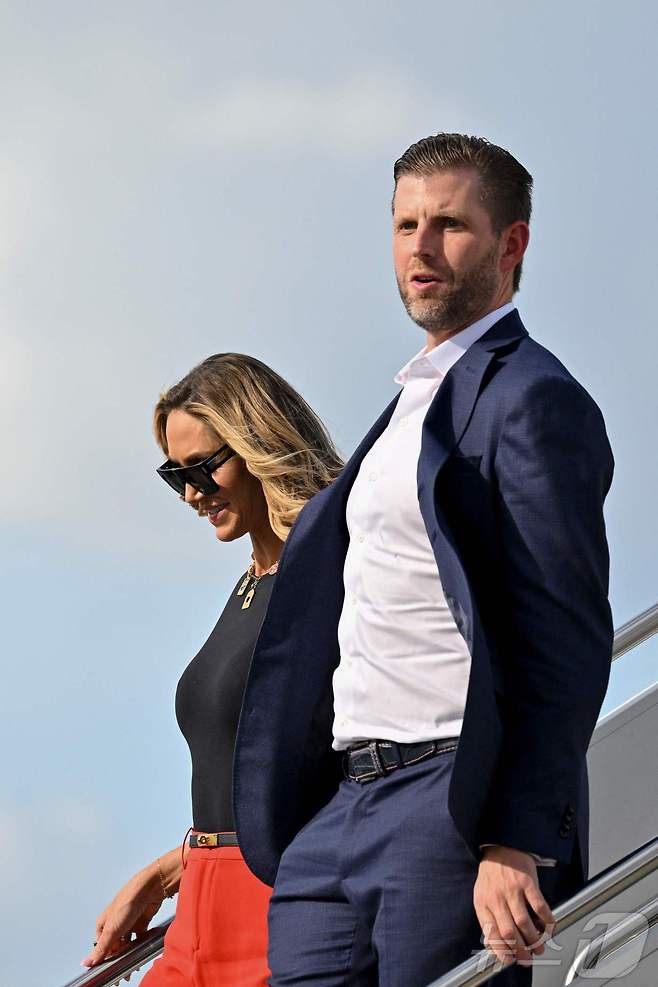 도널드 트럼프 미국 대통령의 아들 에릭과 부인 라라가 16일(현지시간) 자동차 경주 대회인 '데이토나 500'을 관람한 뒤 플로리다주 웨스트 팜비치에 있는 팜비치 국제공항에 도착해 전용기를 내리고 있다. 2025.02.17 ⓒ AFP=뉴스1 ⓒ News1 우동명 기자